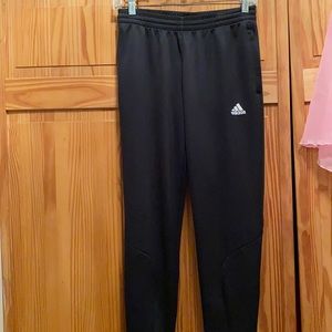 Great Addis’s running pants with zippered pockets and ankles